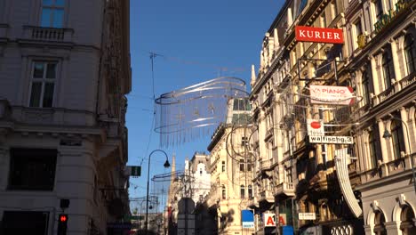 Kippen-Sie-Nach-Unten-über-Die-Berühmte-Einkaufsstraße-Kärtnerstraße-In-Wien,-Österreich