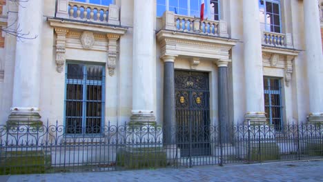 Video-De-La-Entrada-Principal-De-Una-Fábrica-Histórica-De-Gobelinos-De-La-Fábrica-De-Tapices-Construida-Para-Realizar-Negocios-De-Teñido-En-París,-Francia