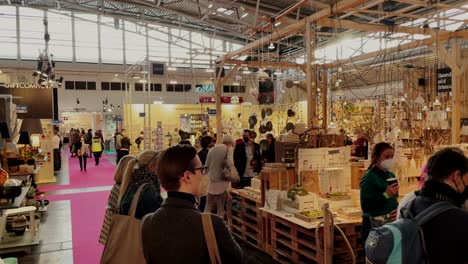 Multitud-De-Personas-Con-Máscara-De-Protección-En-Las-Compras-De-Ferias-Comerciales-En-El-Salón-Durante-La-Pandemia-De-Covid-19,-Cierre-En-Cámara-Lenta