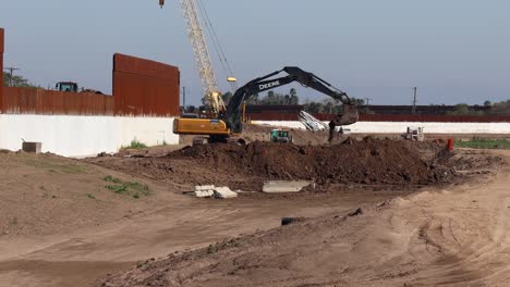 Bagger-Und-Andere-Baumaschinen-Arbeiten-An-Der-Grenzmauer-Zwischen-Den-USA-Und-Mexiko
