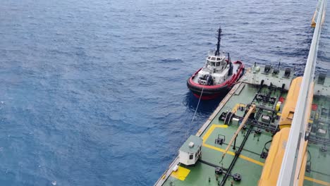 Riesiges-Ölbunkerschiff,-Das-Treibstoff-In-Ein-Kreuzfahrtschiff-Einfüllt,-Bleibt-Am-Schiff-Mitten-Im-Ozean,-Videohintergrund-In-4K