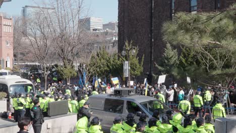 Policía-Coreana-Custodiando-La-Marcha-De-Protesta-De-Los-Ucranianos-De-Seúl-Contra-La-Invasión-Rusa-De-Ucrania-En-Seúl