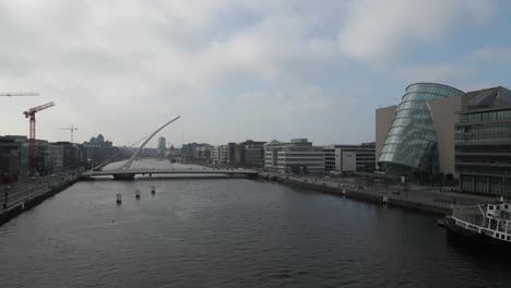 Drohnenaufnahme-Des-Stadtzentrums-Von-Dublin,-Einschließlich-Des-Kongresszentrums-Und-Der-Samuel-Beckett-Brücke