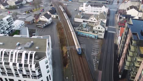 Zug-Von-Sandnes-Nach-Stavanger,-Betrieben-Von-Der-Firma-Goahead-–-Luftaufnahme-Des-Zuges-über-Die-Eisenbahn-Nach-Dem-Verlassen-Des-Bahnhofs-Sandnes