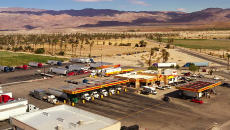 Love&#39;s-Travel-Stop-Tienda-De-Conveniencia-Y-Gasolinera-En-Coachella,-California,-órbita-Aérea