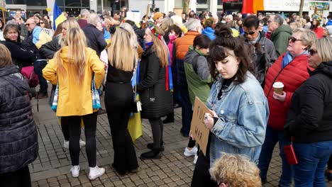 Gruppe-Von-Menschen-Bei-Einem-Treffen-Ukrainischer-Anti-Kriegs-Protestaktivisten-Auf-Der-Manchester-City-Street