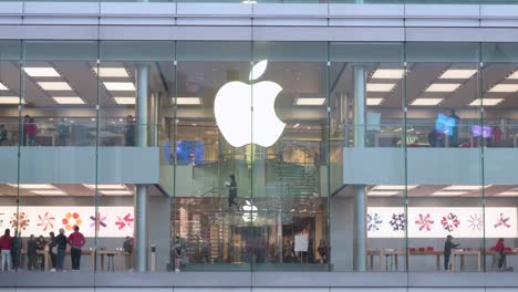 Los-Clientes-Son-Vistos-En-El-Logotipo-De-Apple-De-La-Marca-De-Tecnología-Multinacional-Estadounidense-Visto-Fuera-De-Su-Tienda-Oficial-En-Hong-Kong