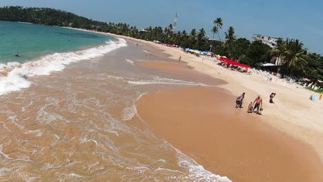 Gente-Disfrutando-De-La-Playa-De-Mirissa-En-Un-Día-Soleado