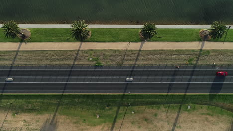 Una-Bomba-Aérea-Suave-Disparó-Sobre-Un-Ciclista-Que-Viajaba-A-Lo-Largo-Del-Lago-Albert-Park,-Melbourne,-Australia