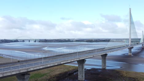 Mersey-Gateway-Wahrzeichen-Luftaufnahme-über-Mautpflichtiger-Hängebrücke,-Flussüberquerung,-Schwenk,-Linke-Aufnahme