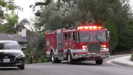 Camión-De-Bomberos-Que-Llega-Para-Luchar-Contra-El-Fuego-Pesado