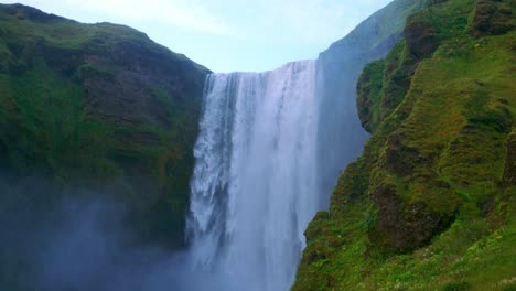 Touristen-Beobachten-Den-Skogafoss-Wasserfall-In-Der-Südlichen-Region-Islands