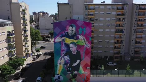 Wandgemälde-Des-Boca-Junior-Spielers-Carlos-Tevez-Mit-Einem-Kleinen-Jungen,-Der-Im-Viertel-La-Boca-In-Buenos-Aires,-Argentinien,-Fußball-Spielt