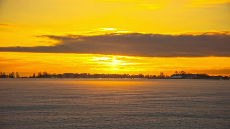 Malerische-Winterlandschaft-Mit-Blattlosen-Bäumen-Und-Mystischem-Nebel-Während-Des-Goldenen-Sonnenuntergangs-Im-Hintergrund