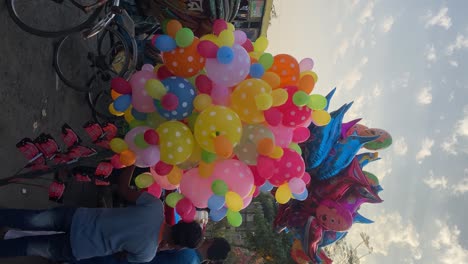 Ballonverkäufer-Steht-Auf-Der-Straße-In-Dhaka