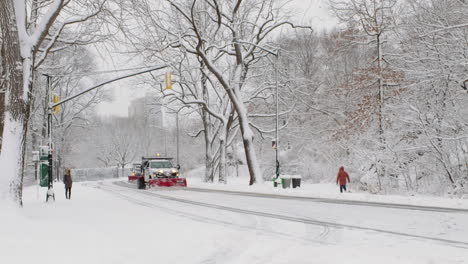 LKWs-Pflügen-Die-Straße-Bei-Schnee-Im-Central-Park-In-New-York-City