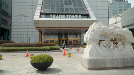 Entrada-De-La-Torre-De-Comercio-Coex-En-El-Distrito-De-Gangnam-De-Seúl-En-Corea-Del-Sur