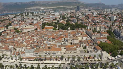 Riva-Promenade-In-Split-City-Mit-Gebäuden-Mit-Rotem-Dach-Und-Der-Kathedrale-Des-Heiligen-Domnius-In-Kroatien