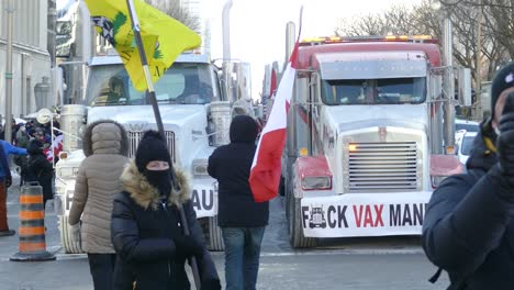 Un-Grupo-De-Personas-Con-Carteles-De-Protesta-En-La-Protesta-Del-Convoy-De-La-Libertad-En-Ottawa,-Canadá