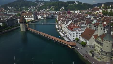 Chapel-bridge-at-Lucerne-and-cityscape,-Switzerland