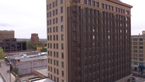 Historic-landmark-building-Cache-Valley-Bank-in-Ogden,-Utah,-drone-ascend