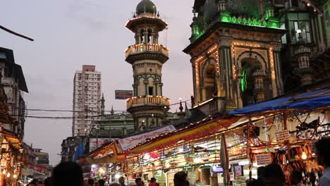 Minara-Moschee-Beleuchtet-Während-Eid-In-Mumbai