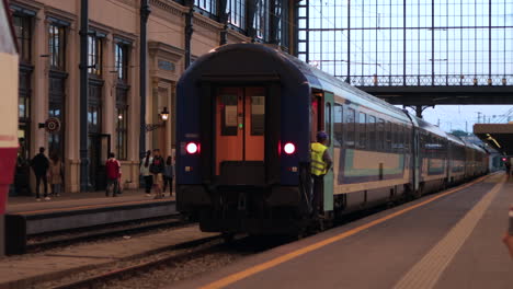 Train-departs-from-Nyugati-Station,-Budapest,-Hungary