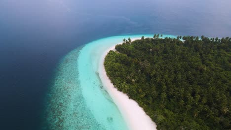 Flug-Um-Die-Maledivische-Insel,-Dicht-Bepflanzt-Mit-Grünen-Bäumen,-Weißem-Sand-Und-Blauem-Wasser-Des-Offenen-Meeres