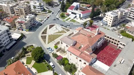 Perfekte-Orbitaufnahme-Der-Atemberaubenden-St.-Joseph-Kirche,-Mitten-In-Der-Innenstadt-Von-Larnaca,-Zypern