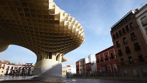 Blick-Auf-Metropol-Parasol,-Auch-Bekannt-Als-Setas-De-Sevilla,-Auf-Der-Plaza-Encarnacion,-Sevilla,-Andalusien,-Spanien
