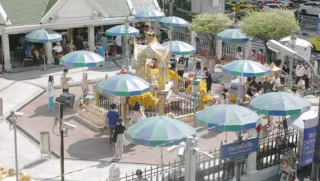 Menschen-Besuchen-Und-Verehren-Den-Erawan-Schrein-An-Der-Beliebten-Ratchaprasong-Kreuzung-An-Der-Ratchadamri-Road-In-Bangkok