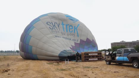 Heißluftballon-Wird-Zur-Vorbereitung-Auf-Einen-Flug-Aufgeblasen