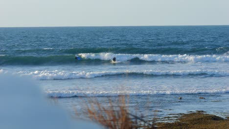Surfer-Fängt-Welle-Am-Punkt-Unmöglich,-Australien