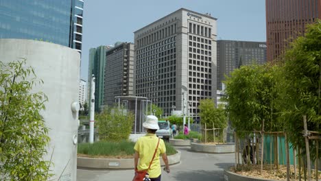 Fußgänger-Genießen-Einen-Erhöhten,-Linearen-Skypark-über-Der-Autobahn-Namens-Seoul-In-Südkorea