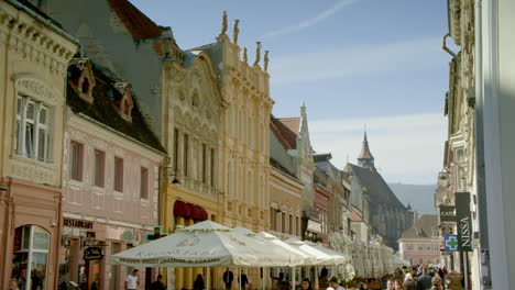 Eine-Schöne,-Belebte,-Farbenfrohe,-Sonnige-Straße-Im-Historischen-Zentrum