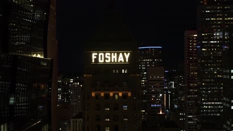 Luftaufnahme,-Außenfassade-Des-Foshay-Tower-In-Der-Innenstadt-Von-Minneapolis-Bei-Nacht