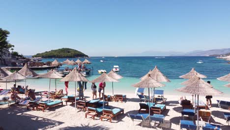 Vuela-A-Través-Del-Club-De-Playa-Tropical-En-La-Playa-De-Ksamil,-Albania