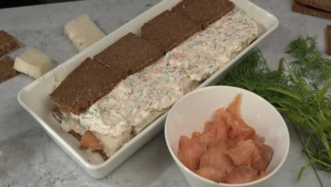 Roggenbrot-Bildet-Die-Dritte-Schicht-Des-Skandinavischen-Smorgastarta-Sandwichkuchens