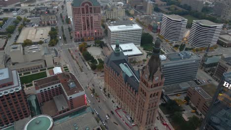 Aerial-view-of-traffic-in-front-of-the-Milwaukee-city-hall,-in-cloudy-Wisconsin,-USA---tilt,-drone-shot