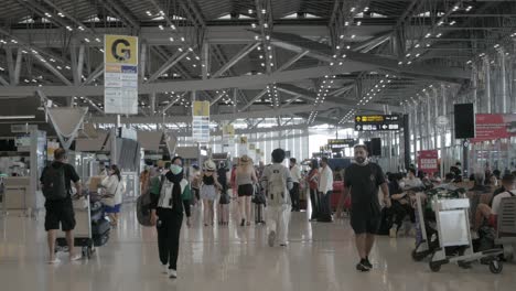 Punto-De-Vista-Dentro-De-La-Terminal-De-Salida-Del-Aeropuerto-Aeropuerto-De-Suvannabhumi-Con-Muchos-Pasajeros-Caminando-Mientras-Se-Reabre-El-País