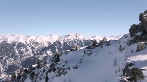 Die-österreichische-Bergkette-Wird-An-Einem-Sonnigen-Tag-Von-Einer-Drohne-Enthüllt