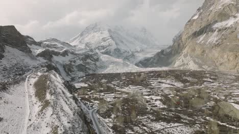 Vista-Aérea-Del-Fondo-Del-Valle-En-El-Glaciar-Pasu-En-Pakistán