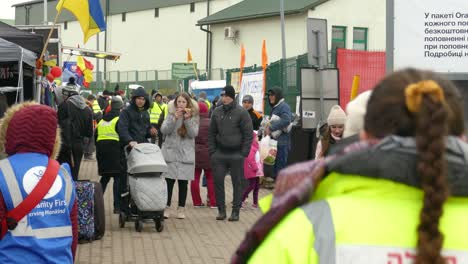 Familien-Mit-Kindern-überqueren-Den-Korridor-Des-Grenzflüchtlingslagers