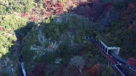 Carretera-De-Montaña-En-Osaka-Japón,-Parque-Nacional-Minoo-Temprano-En-La-Mañana