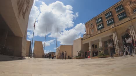 Casa-Del-Parlamento-Y-Turistas-En-El-Casco-Antiguo-De-Valletta,-Malta
