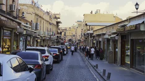 Mardin,-Türkei,-Kinoorte-Und-Aktivitäten-Für-Menschen-–-Blick-Auf-Die-Straße-–-Die-Hauptstraße