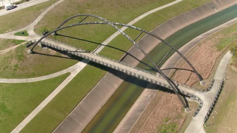 Luftaufnahme-Der-Brücke-über-Den-Buffalo-Bayou-In-Houston,-Texas