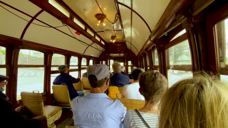 POV-Eines-Passagiers-In-Der-Straßenbahn,-Die-Durch-Die-Stadt-Porto-In-Portugal-Fährt