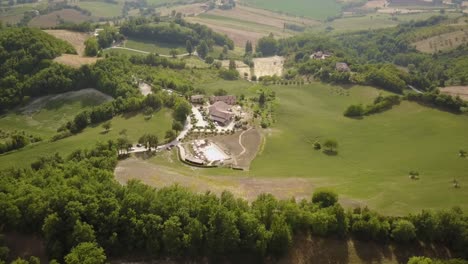 View-of-the-italian-countryside-with-a-big-house-and-a-pool
