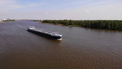 Vista-Aérea-Del-Buque-Cisterna-De-Líquido-Minerva-A-Lo-Largo-Del-Viejo-Maas-En-Zwijndrecht